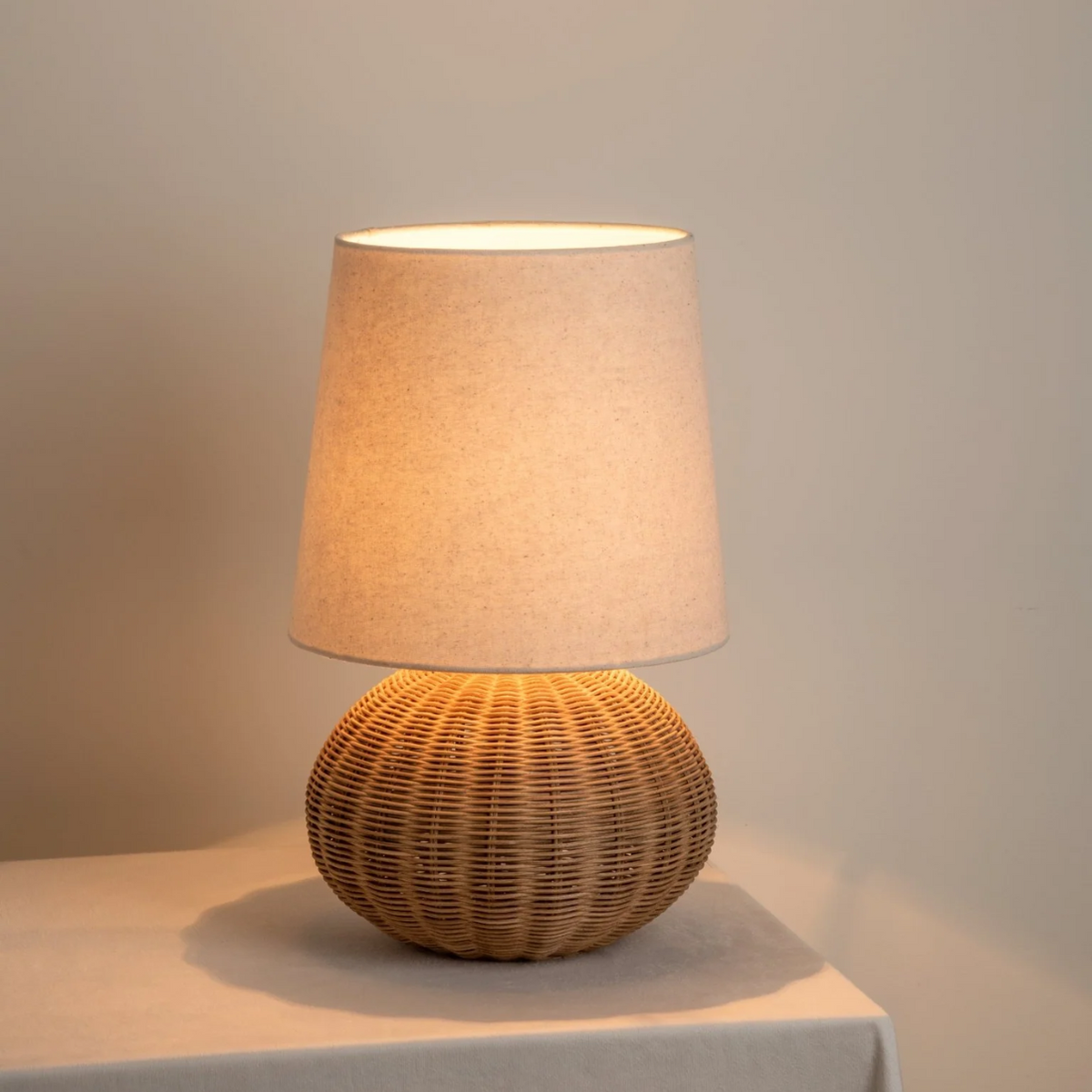 RATTAVIXA – Boho Table Lamp for Inviting Bedroom Atmosphere