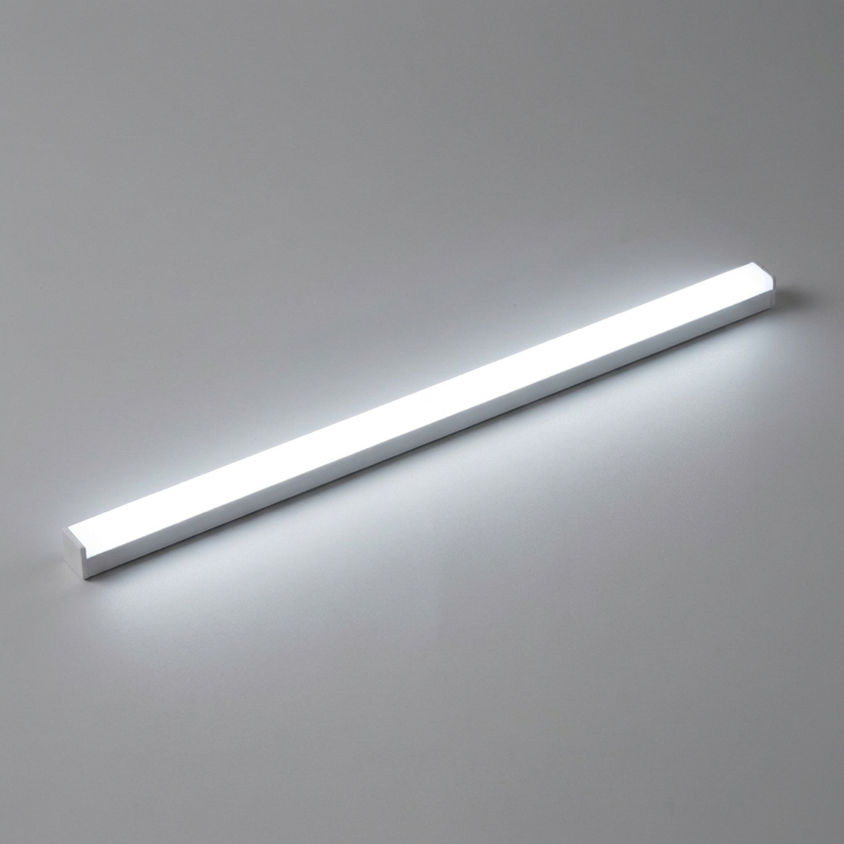 ITERPUB::cold-luxelie-15372952567978::05-variant-cool-white