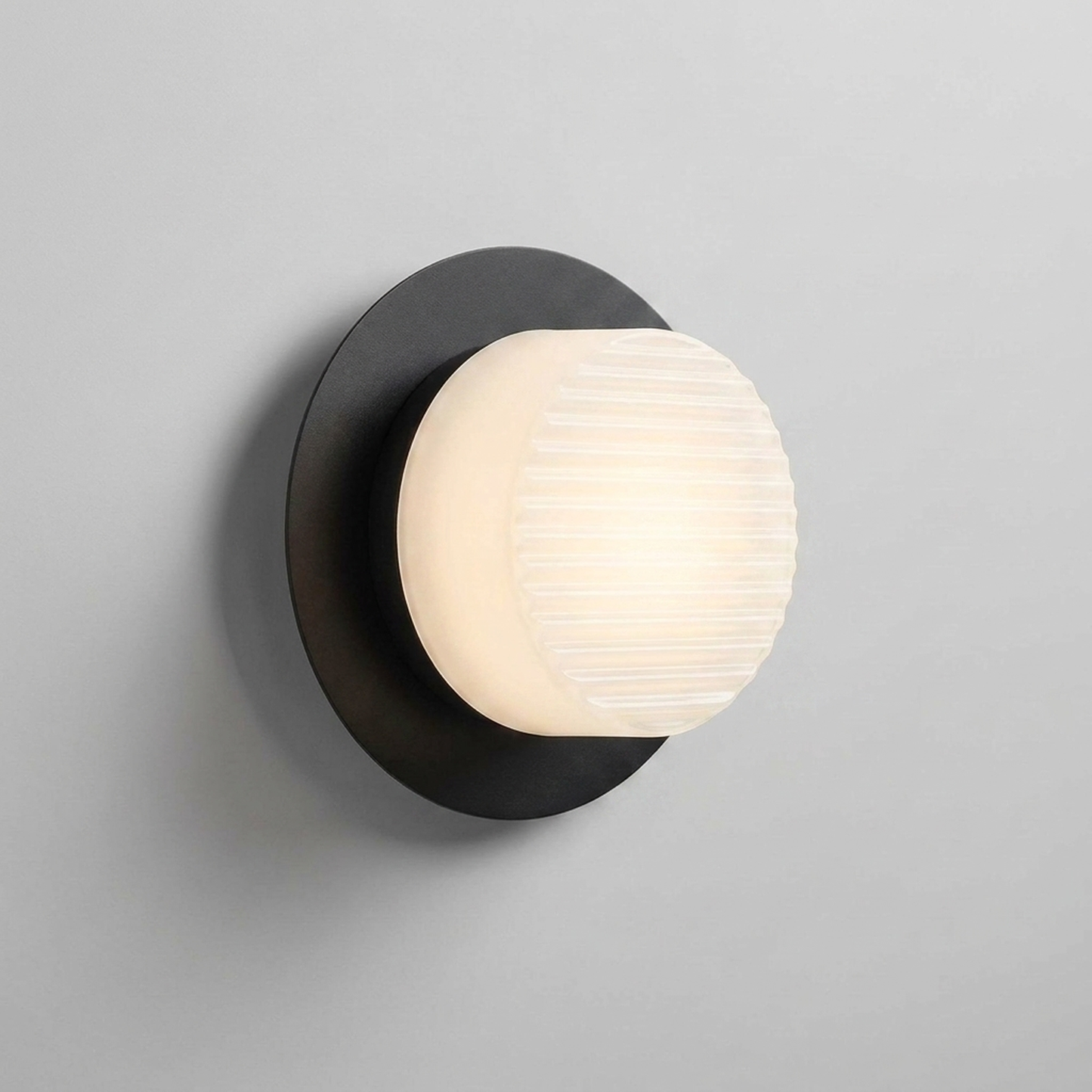 ITERPUB::cold-luxelie-8610752037034::06-variant-white-black