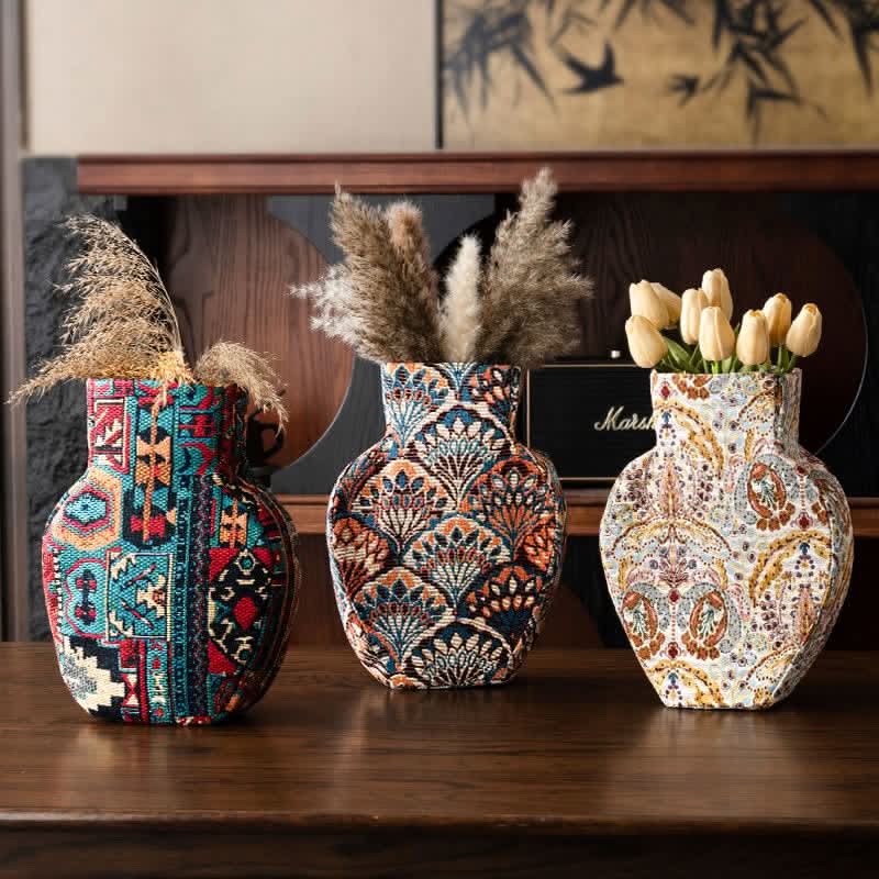 PETALFORM – Textured Vase for Elegant Dried Flower Displays