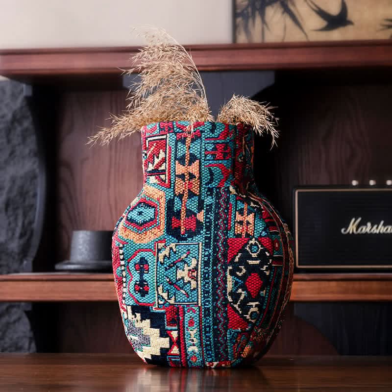 PETALFORM – Textured Vase for Elegant Dried Flower Displays