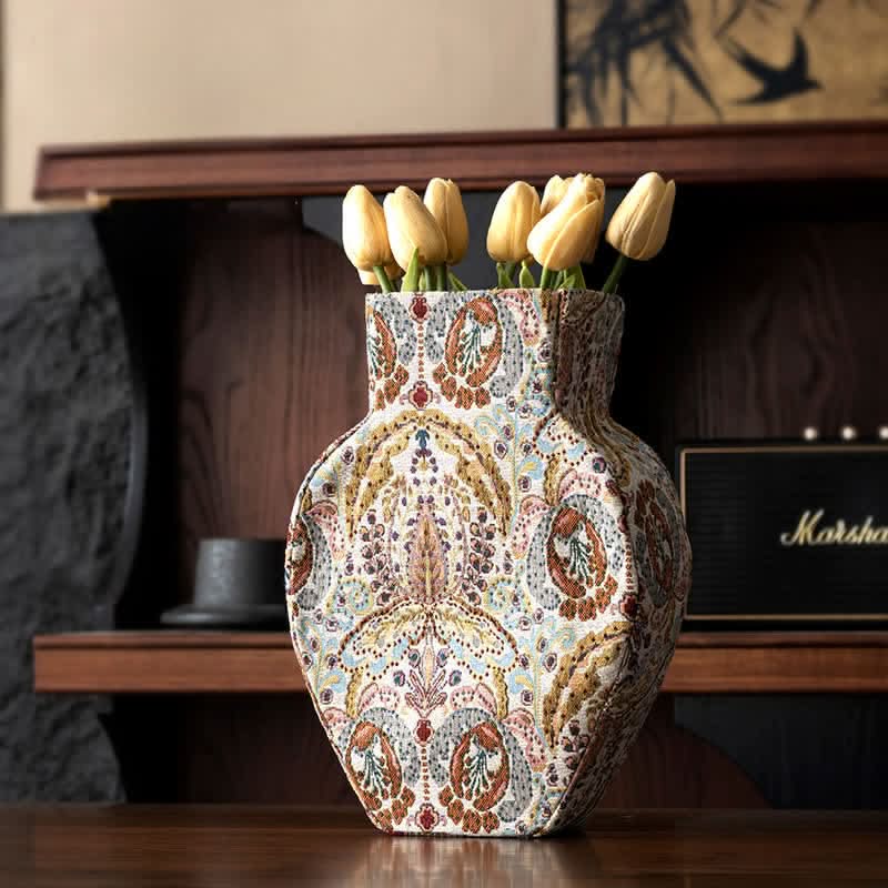 PETALFORM – Textured Vase for Elegant Dried Flower Displays