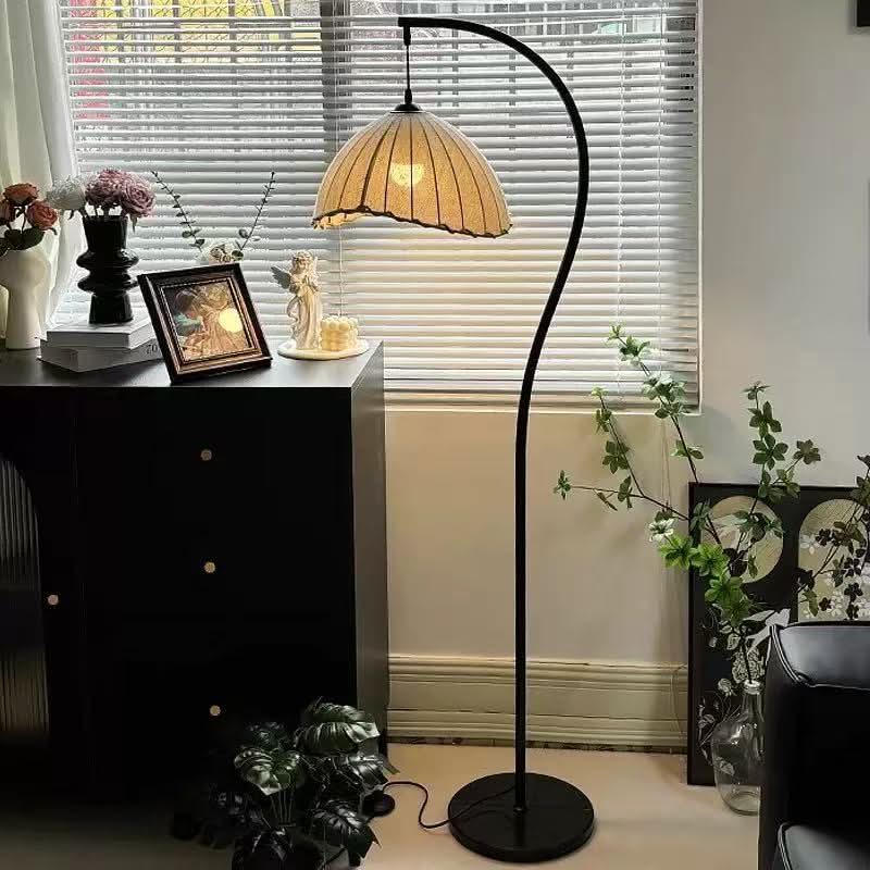 LUNACURVE – Lampadaire en croissant pour une ambiance intérieure élégante