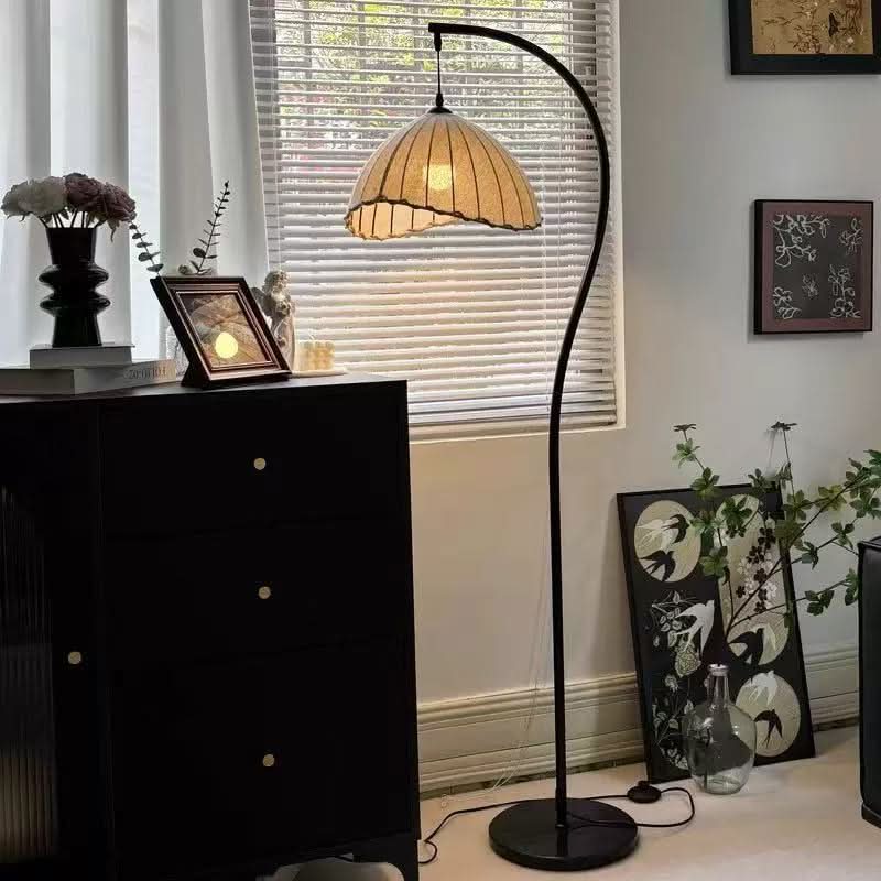 LUNACURVE – Lampadaire en croissant pour une ambiance intérieure élégante
