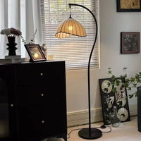 LUNACURVE – Lampadaire en croissant pour une ambiance intérieure élégante