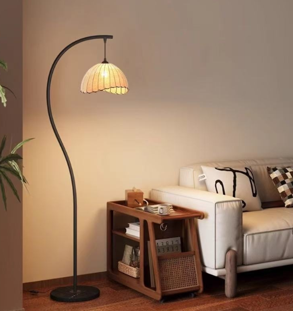 LUNACURVE – Lampadaire en croissant pour une ambiance intérieure élégante