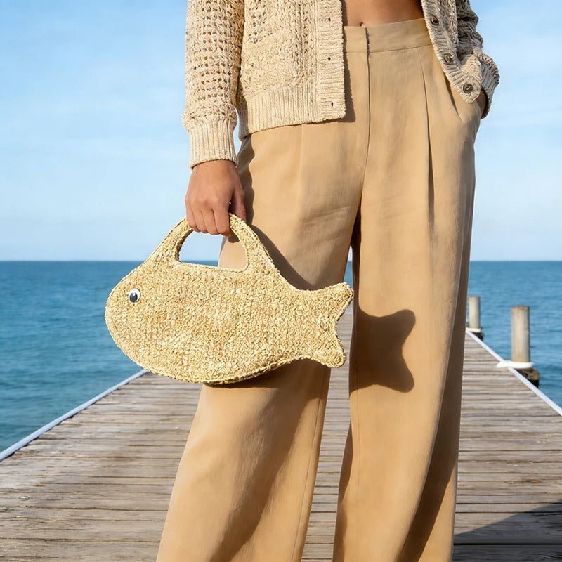 SEAFLARE – Pochette en raphia en forme de poisson