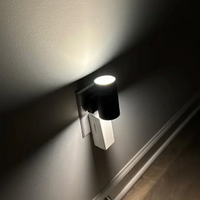 NIGHTGUIDE – Steckbare Wandleuchte mit Tag-Nacht-Sensor für sanfte Beleuchtung