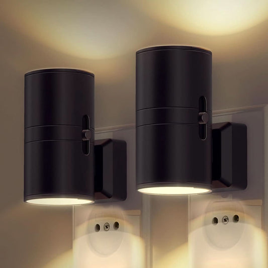 NIGHTGUIDE – Lampada da parete con spina e sensore giorno-notte per un'illuminazione delicata