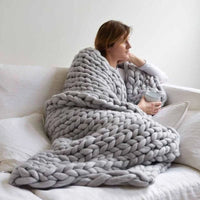 LOOMHAVEN – Chunky Knit Blanket for Elegant Warmth