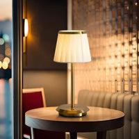PLEATAVORA – Klassisk plisseret bordlampe til varm stemningsbelysning