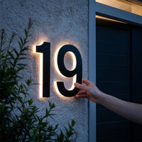 HOUSELIT – Bagbelyst LED-husskilt for tydelig synlighed