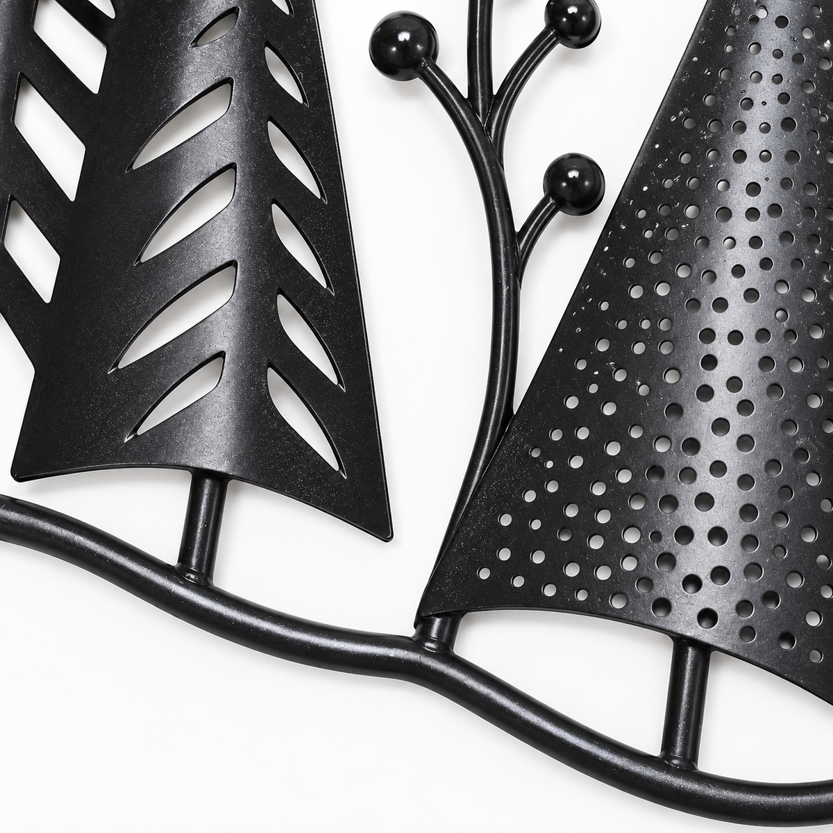 PINEGLOWERA – Forest-Inspired Wall Light for Warm Festive Illumination