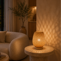 BAMBUVORA – Lampada da tavolo in bambù intrecciato a mano per un’illuminazione morbida e accogliente