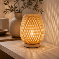 BAMBUVORA – Lampada da tavolo in bambù intrecciato a mano per un’illuminazione morbida e accogliente