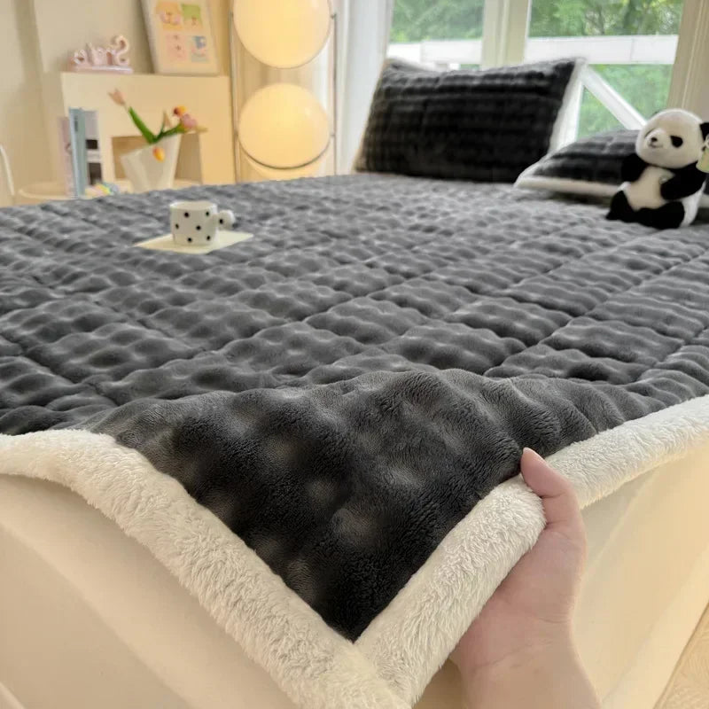 COZYTATAMI – Warm Foldable Mattress Cover Plush Comfort