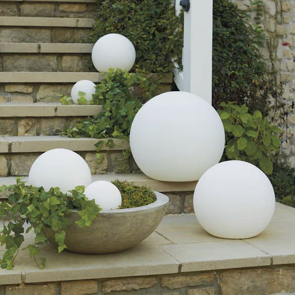 GLOWSPHERE – Sphère extérieure illuminée pour décoration de jardin moderne