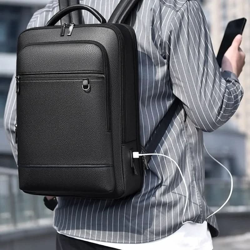 URBANVAULT – Intelligent USB Backpack for Work and Everyday Travel 2