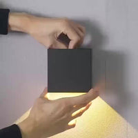 Lumeora - Quadratische Außenwandleuchte mit Auf- und Abstrahlung