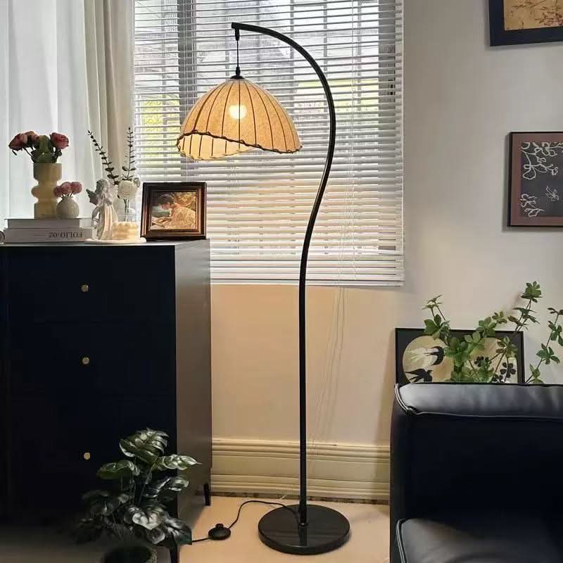 LUNACURVE – Lampadaire en croissant pour une ambiance intérieure élégante