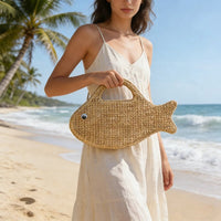 SEAFLARE – Pochette en raphia en forme de poisson