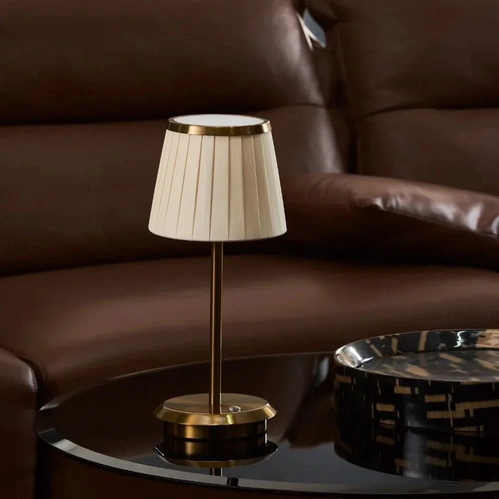 PLEATAVORA – Klassisk plisseret bordlampe til varm stemningsbelysning