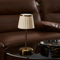 PLEATAVORA – Klassisk plisseret bordlampe til varm stemningsbelysning