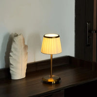 PLEATAVORA – Klassisk plisseret bordlampe til varm stemningsbelysning