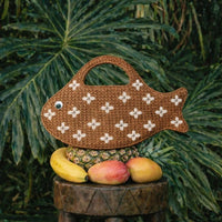 SEAFLARE – Pochette en raphia en forme de poisson