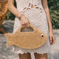 SEAFLARE – Pochette en raphia en forme de poisson