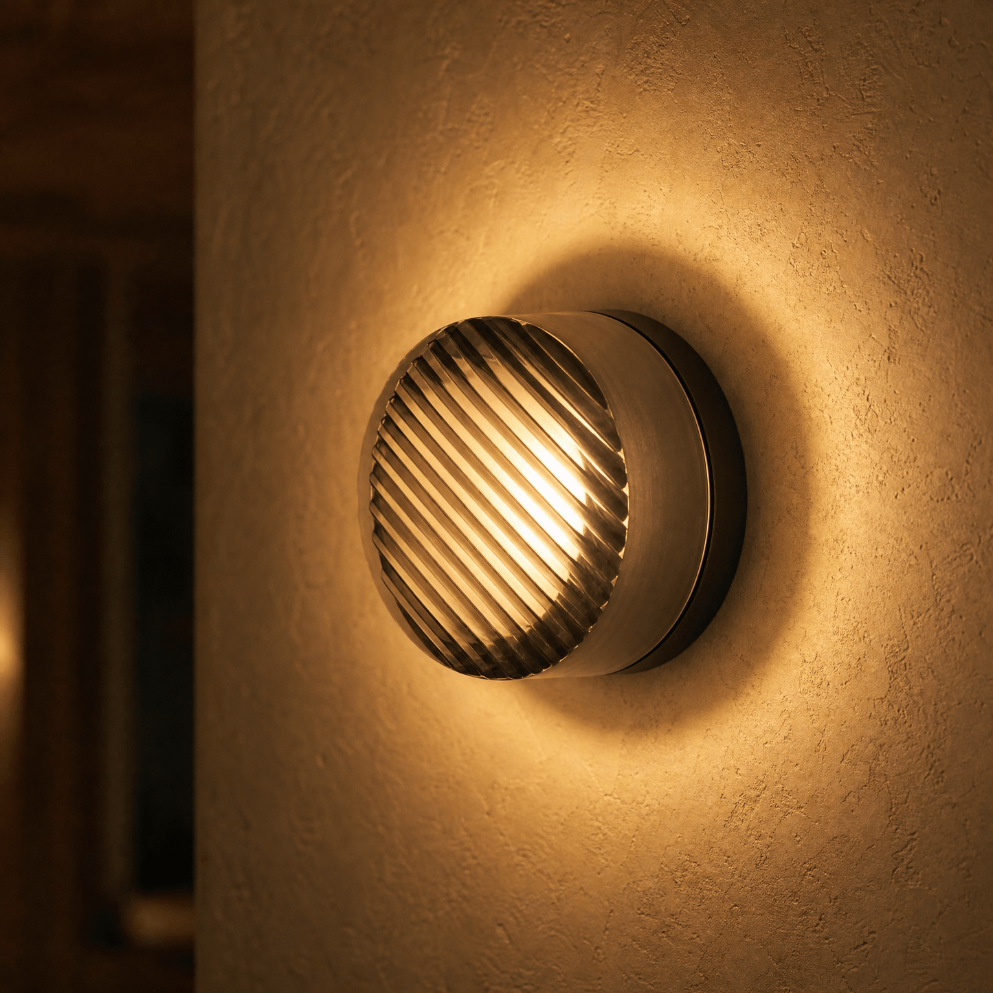 FORMELLE – Applique da parete scolpita per un’illuminazione d’atmosfera elegante
