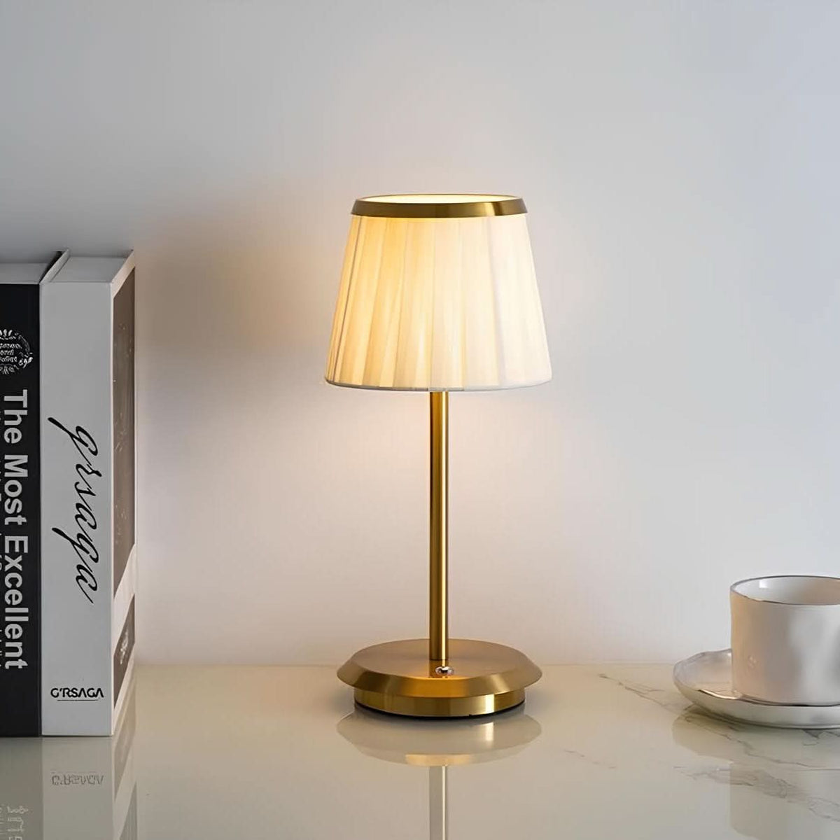 PLEATAVORA – Klassisk plisseret bordlampe til varm stemningsbelysning
