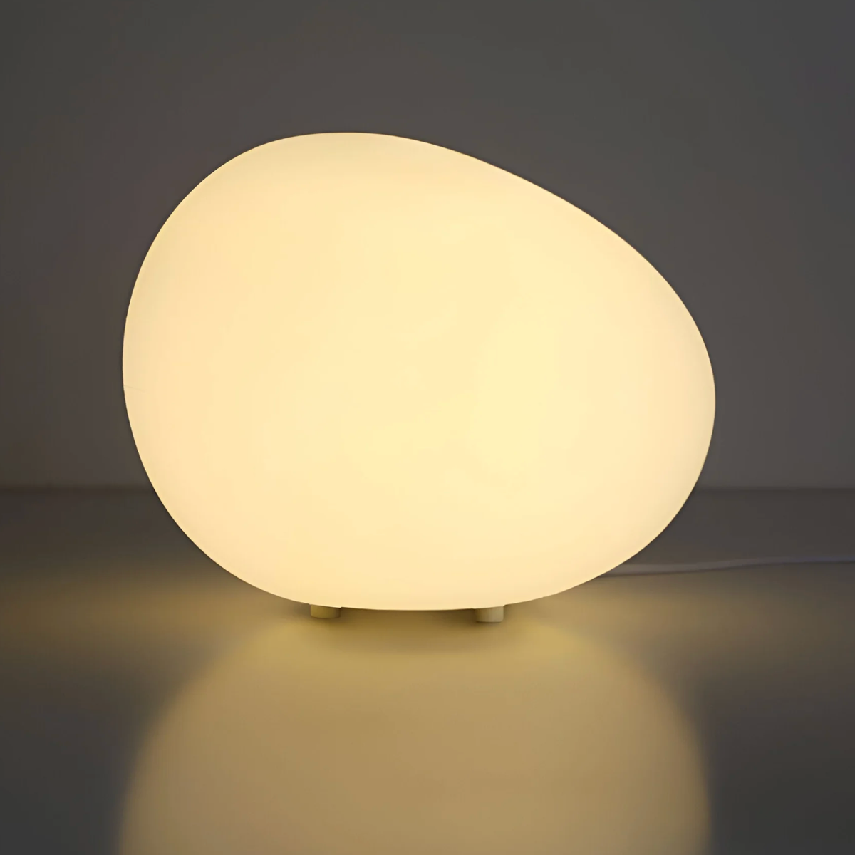 PEBBLAVORA – Lampada da tavolo organica a forma di ciottolo per un’illuminazione d’atmosfera soffusa