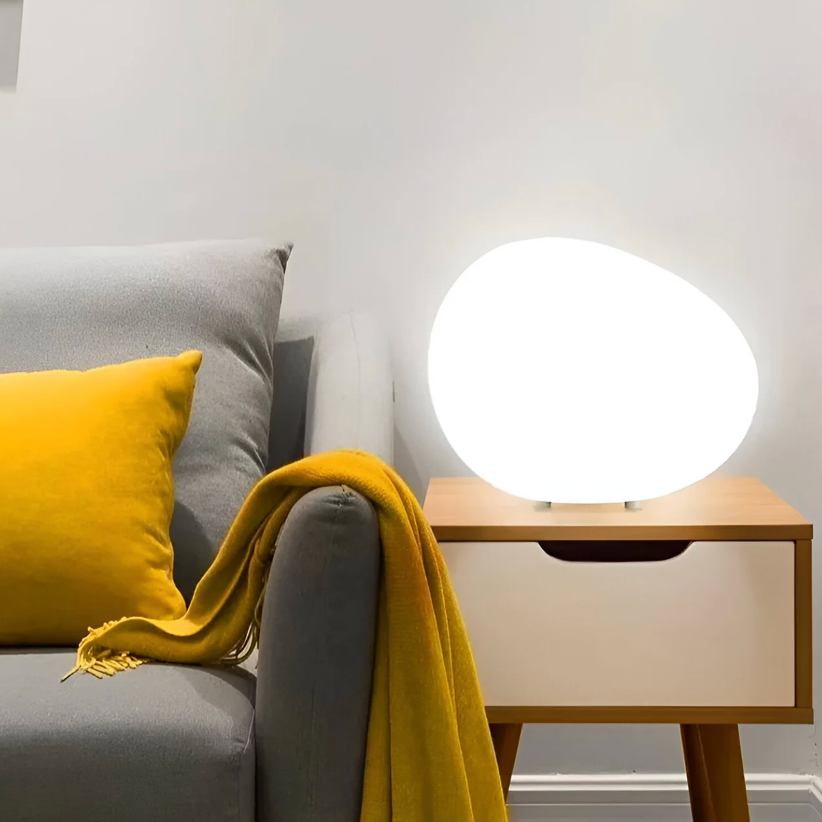 PEBBLAVORA – Lampada da tavolo organica a forma di ciottolo per un’illuminazione d’atmosfera soffusa