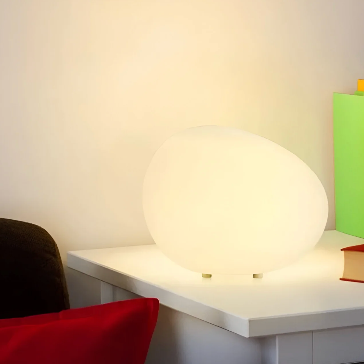 PEBBLAVORA – Lampada da tavolo organica a forma di ciottolo per un’illuminazione d’atmosfera soffusa