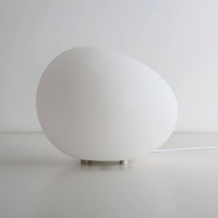 PEBBLAVORA – Lampada da tavolo organica a forma di ciottolo per un’illuminazione d’atmosfera soffusa