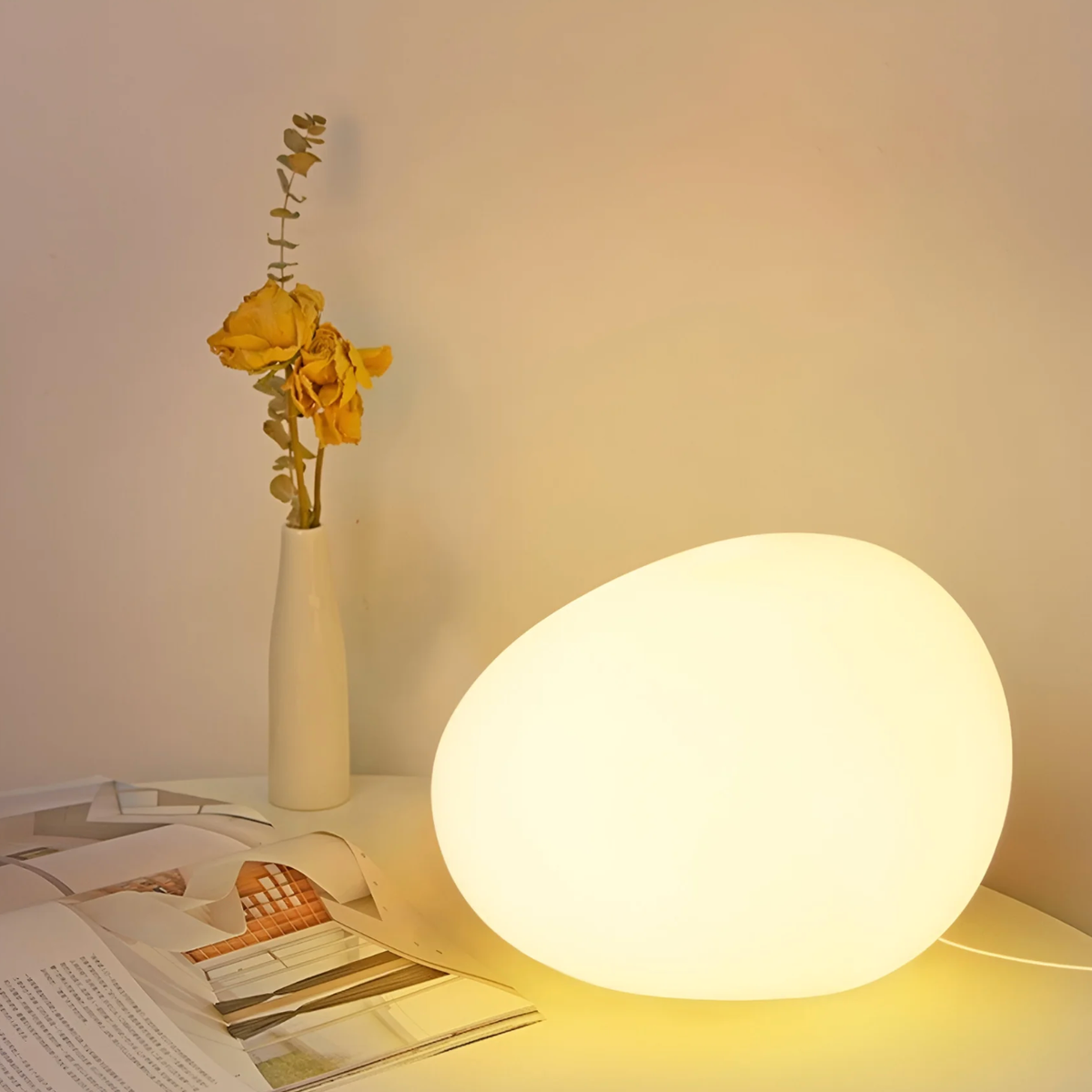 PEBBLAVORA – Lampada da tavolo organica a forma di ciottolo per un’illuminazione d’atmosfera soffusa