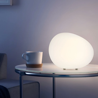 PEBBLAVORA – Lampada da tavolo organica a forma di ciottolo per un’illuminazione d’atmosfera soffusa